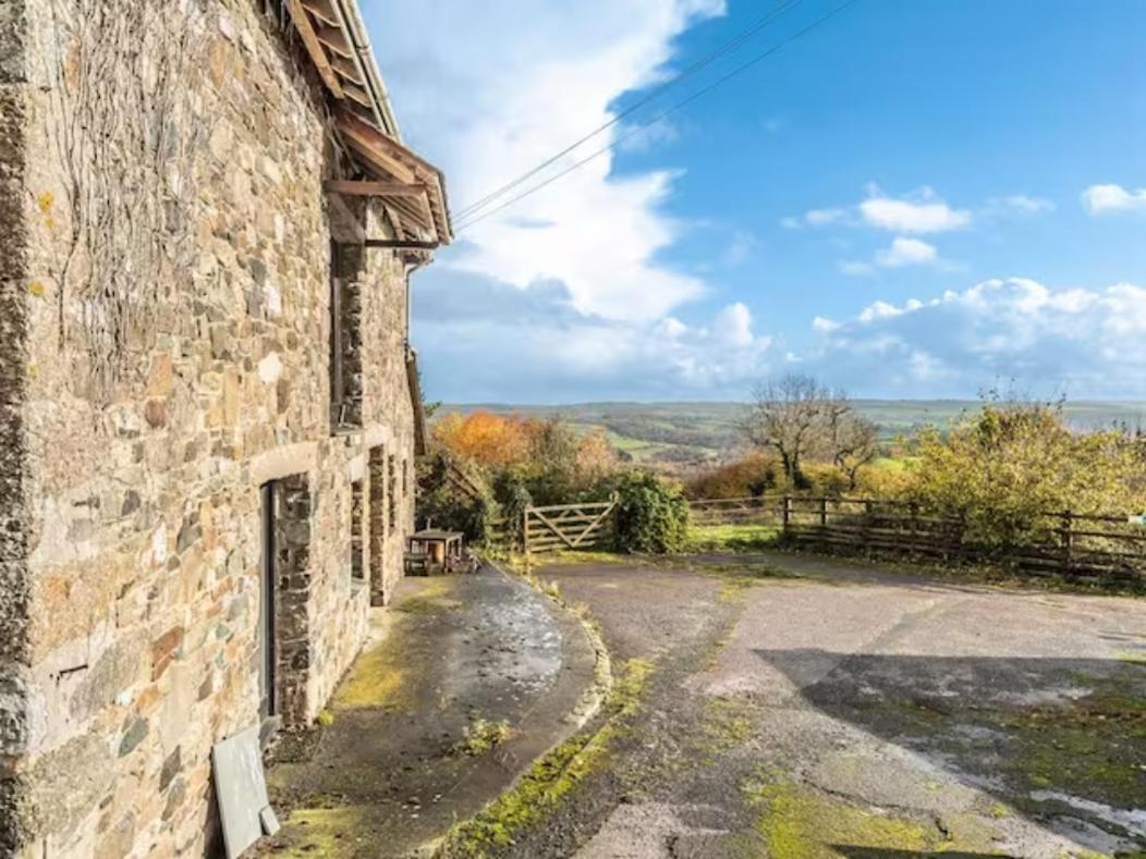Historic Property With Stunning Views Hennock 外观 照片