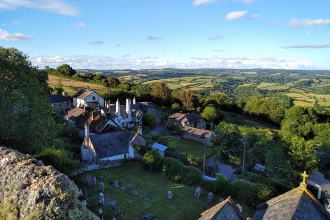 Historic Property With Stunning Views Hennock 外观 照片