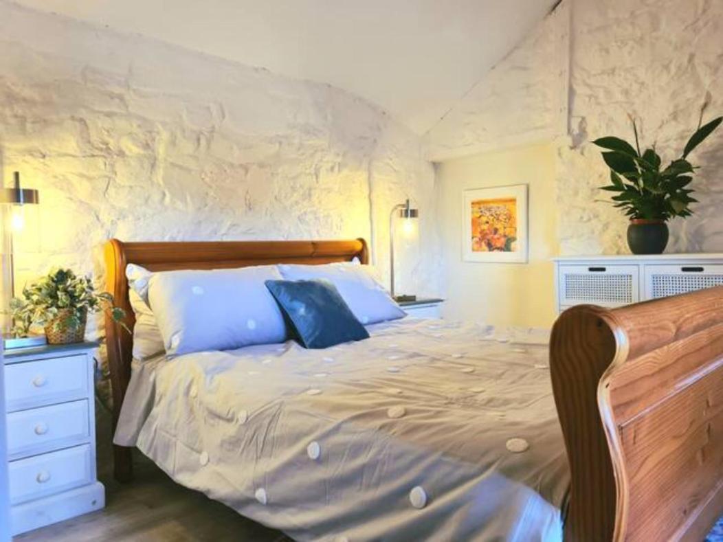 Historic Property With Stunning Views Hennock 外观 照片