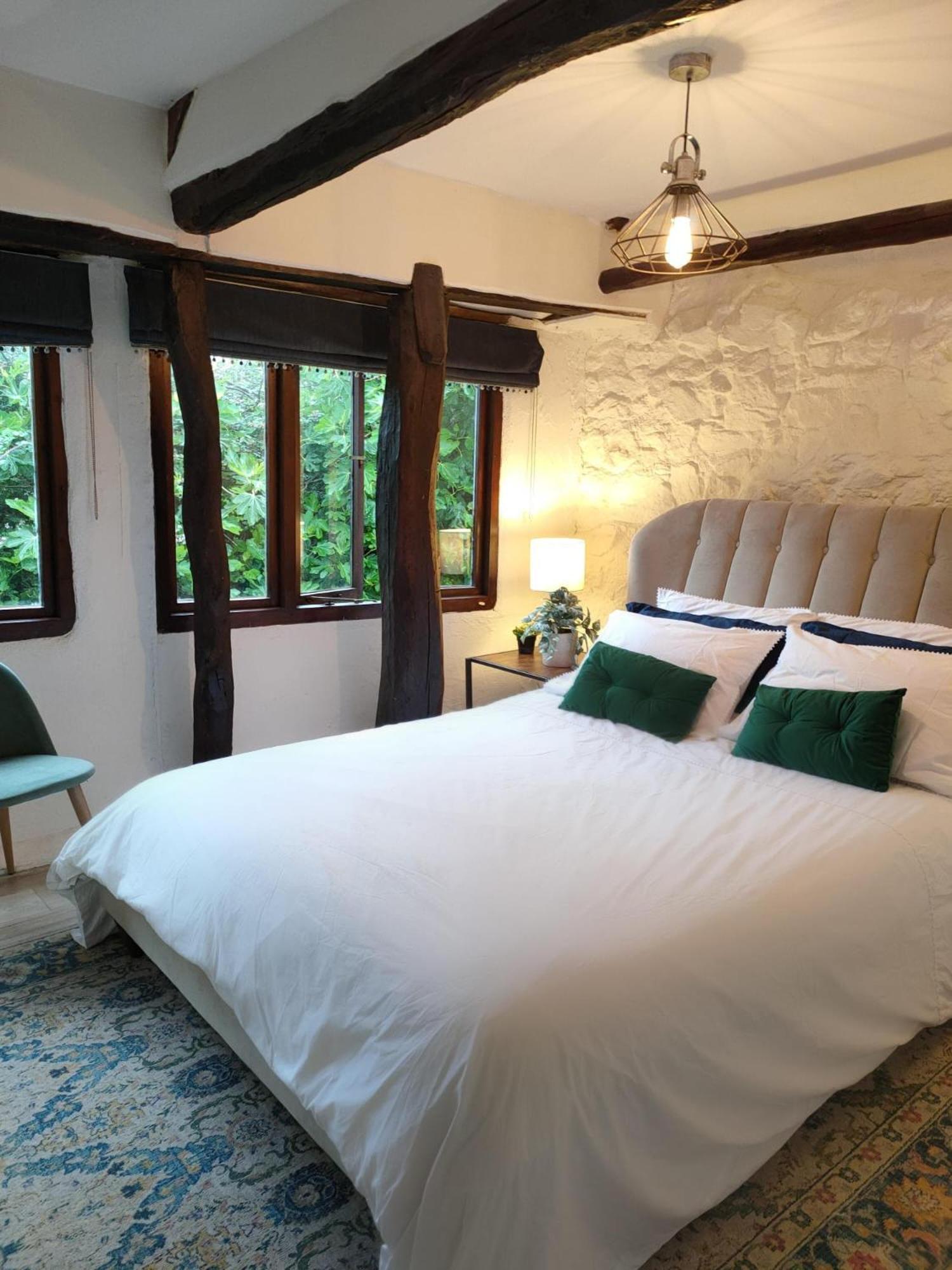 Historic Property With Stunning Views Hennock 外观 照片